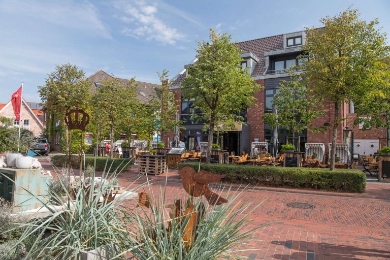 Dorfstraße mit „Wirtshaus Dorf 8“ (und rechts daneben dem Bistro-Cafe „täglich“), 90 m von Ihrer Ferienwohnung