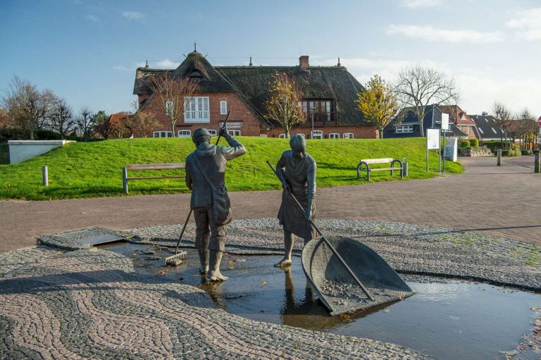 Bronzeskulptur „Jan und Gret“ am Marktplatz (jeden Mittwoch großer Wochenmarkt) im Ortsteil Dorf