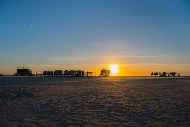 Genießen Sie einen herrlichen Sonnenuntergang am Strand von Sankt Peter-Ording