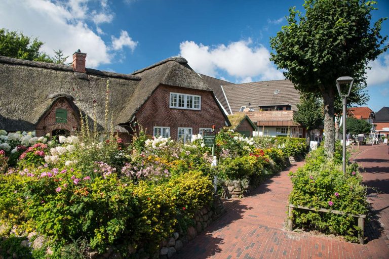 Flaniermeile Dorfstraße im Ortsteil Dorf