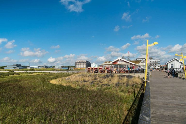 Die Seebrücke im Ortsteil Bad mit Restaurant „Gosch“ und dem Erlebnisbad „Dünentherme“