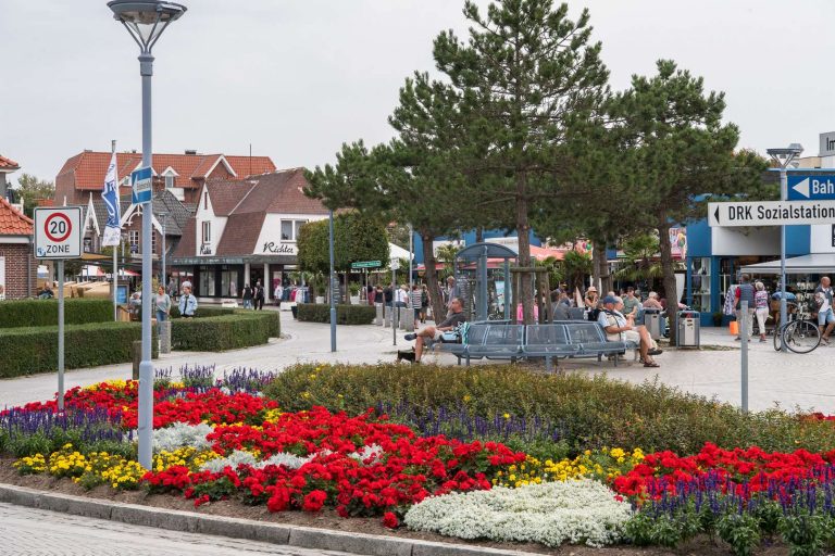 Shoppen, verweilen, Speisen im quirligen Badzentrum