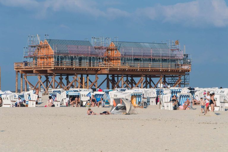 Lebhaftes Strandleben am 12 km langen und bis zu 2 km breiten Strand