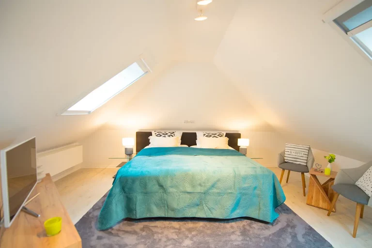 Großes SZ im DG mit luxuriösen Boxspringbett (200x200) und eigenem Bad