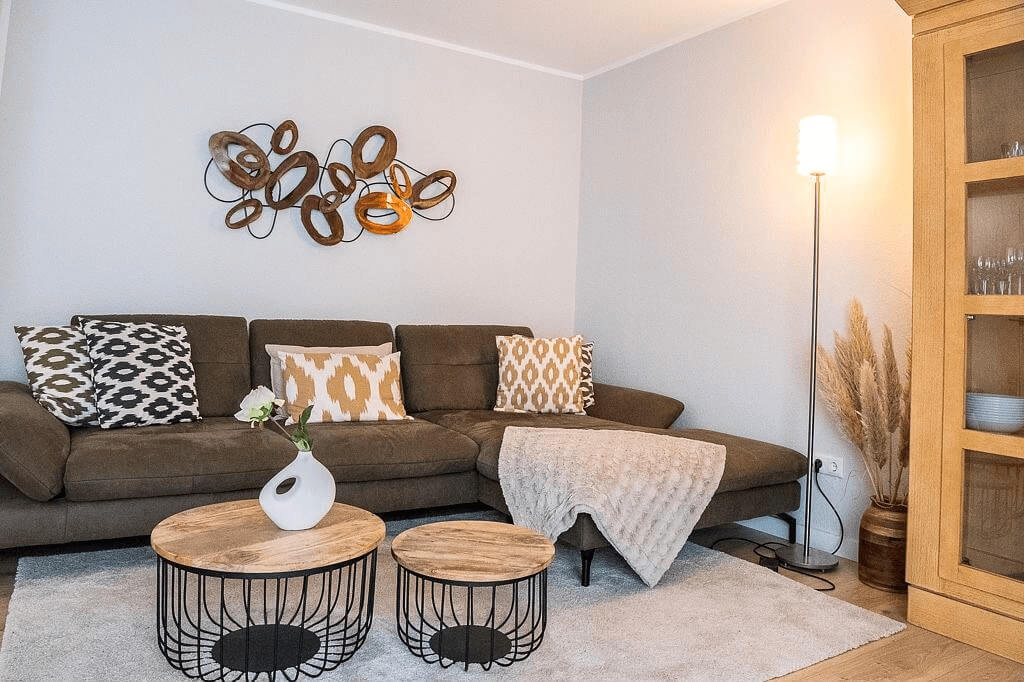 Sofa und Couchtische, Teppich und Lampe